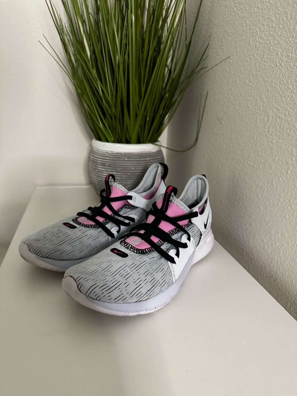 Nike Women's Light Gray and Pink Athletic Running Shoes